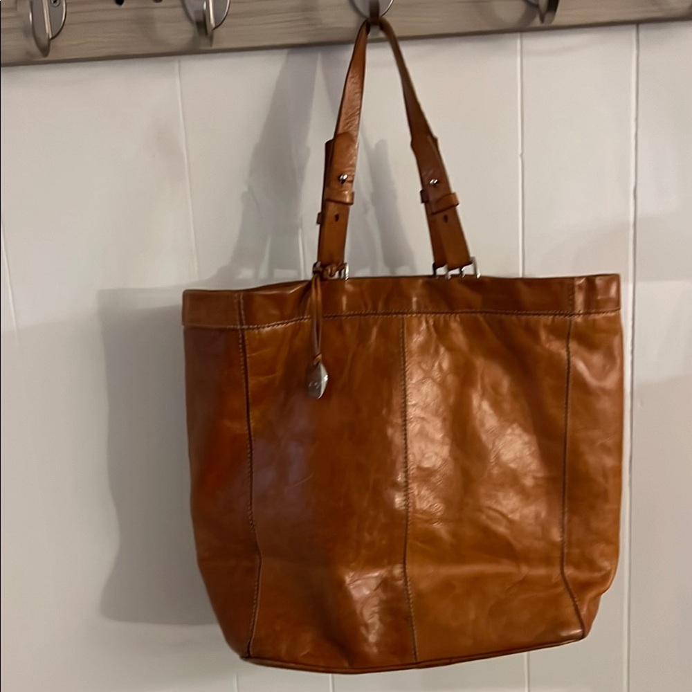 Versatile Tan Leather Tote Bag with Sturdy Construction